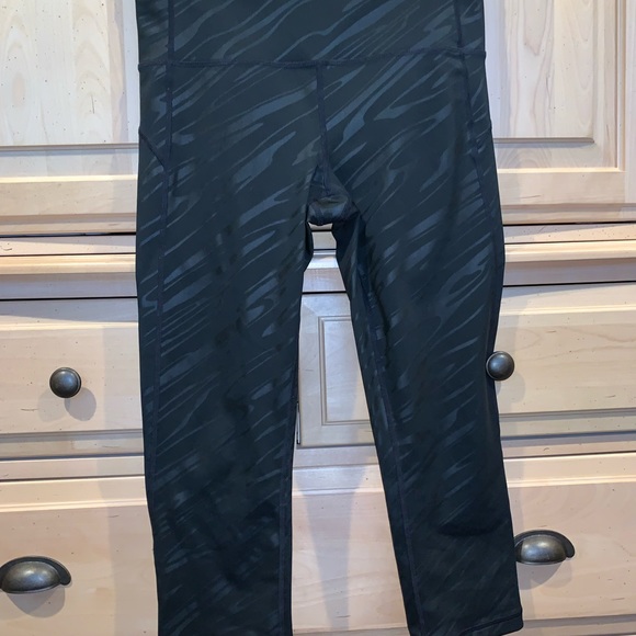 2/$15 Women’s GapFit gfast small black capri leggings - Picture 5 of 7